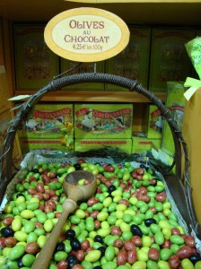 Olives au chocolat (Amandes enrobées de choco noir et recouvertes de chocolat blanc teinté)